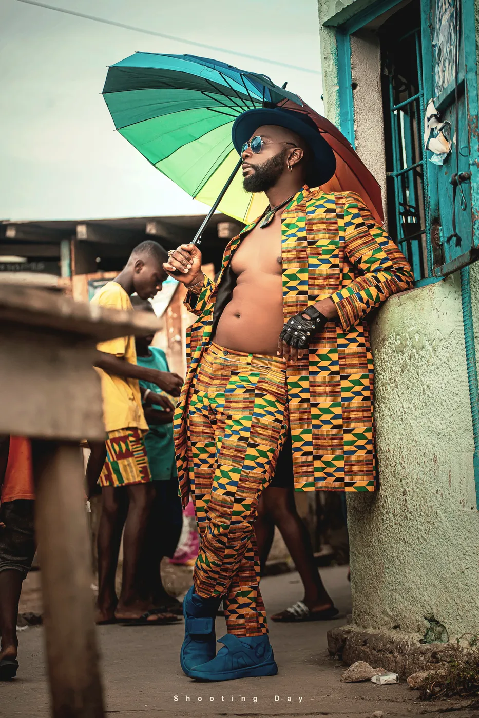 Yoskel en tenue colorée avec ombrelle, en extérieur