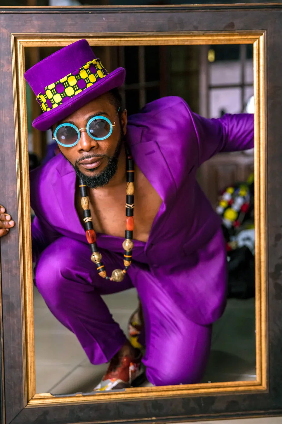 Yoskel en costume magenta sur fond vert