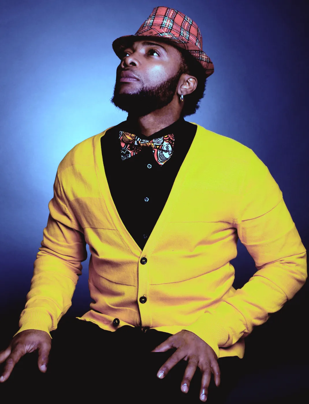Yoskel en cardigan jaune, regard vers le ciel