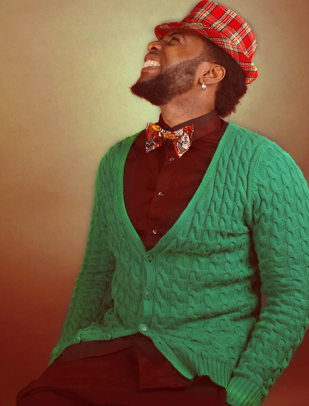 Yoskel en cardigan vert et chapeau rouge