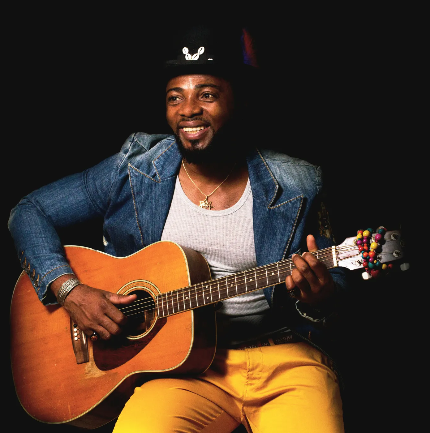 Yoskel à la guitare