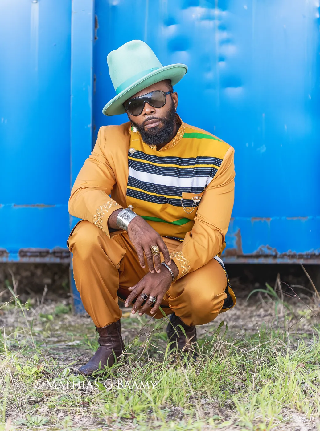 Yoskel accroupi, chapeau bleu